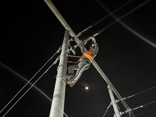 張江峰在環(huán)線羅家壩道岔區(qū)進(jìn)行接觸網(wǎng)綜合檢修。交通開投軌道集團(tuán)供圖