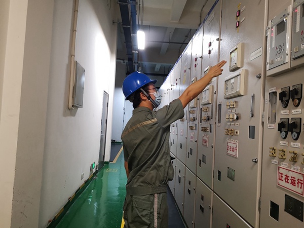 劉洋俊在檢查供電設(shè)備。交通開投軌道集團(tuán)供圖