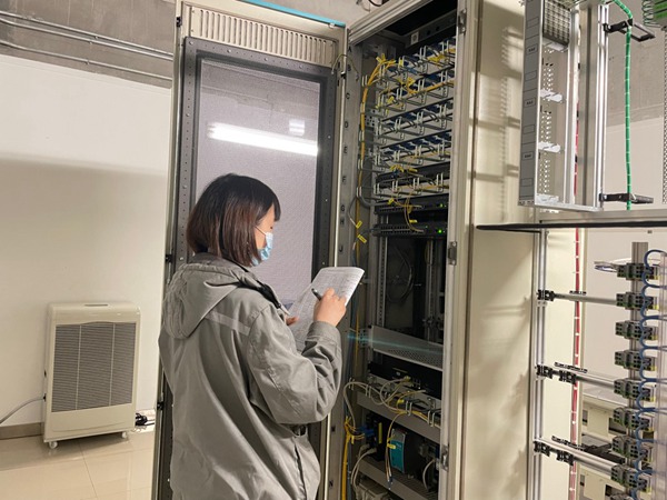 曹宏在檢查信號設(shè)備。交通開投軌道集團(tuán)供圖