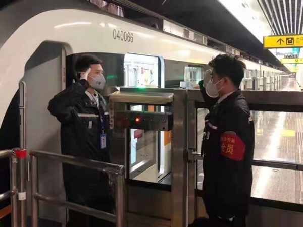 賀喜（左）正在交接班。交通開投軌道集團(tuán)供圖