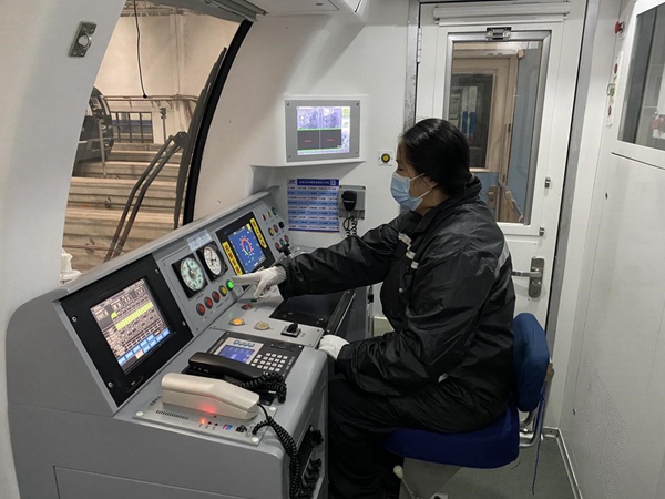 唐小琳在駕駛列車。交通開投軌道集團(tuán)供圖