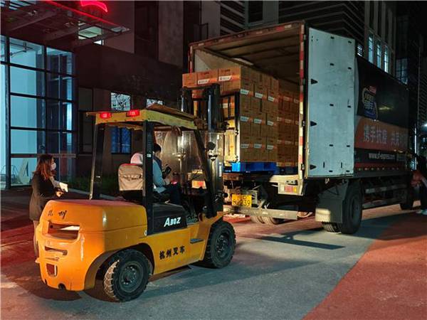 進(jìn)行預(yù)制菜裝車。孫莎莎 攝