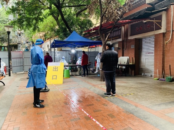 志愿者廖克力(左)在防疫一線。受訪者供圖