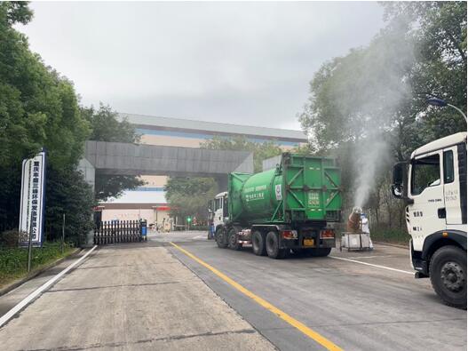 三峰豐盛公司工作人員對(duì)入廠車輛進(jìn)行病毒消殺。三峰環(huán)境集團(tuán)供圖