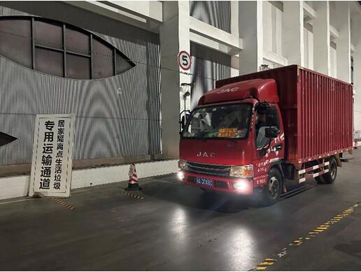 車輛從三峰御臨公司專用通道進(jìn)出廠區(qū)。三峰環(huán)境集團(tuán)供圖