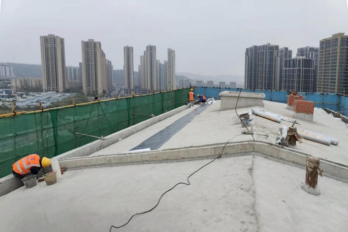 疫情期間，工作人員對(duì)康田星樾8號(hào)樓坡屋面進(jìn)行防水施工。