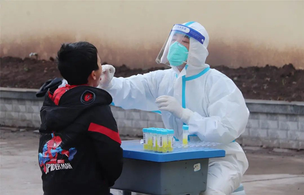 為學(xué)生進(jìn)行核酸檢測(cè)。劉婷攝