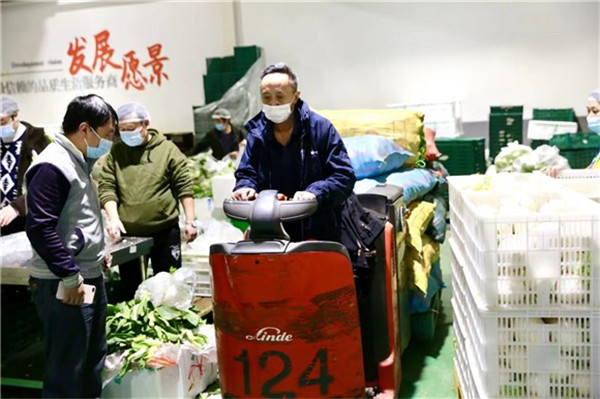 向安倫在駕駛叉車運送物資。重慶百貨供圖