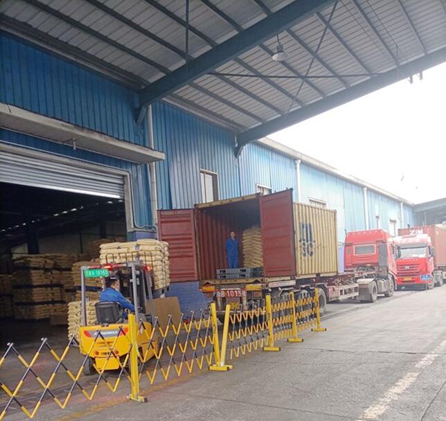 疫情期間，重輪太平洋物流公司車隊作好物資轉(zhuǎn)運工作。重輪公司供圖