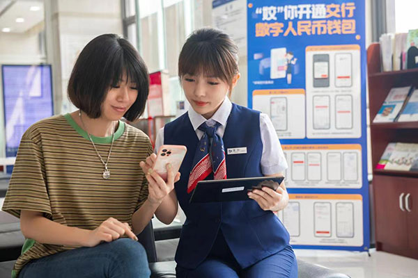 解答客戶(hù)問(wèn)題(資料圖)。交通銀行重慶市分行供圖