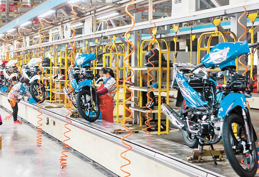 11月17日，大足高新區(qū)重慶大隆宇豐摩托車(chē)制造有限公司一手抓防疫、一手抓生產(chǎn)，工人正在在組裝摩托車(chē)。特約攝影 瞿波/視覺(jué)重慶