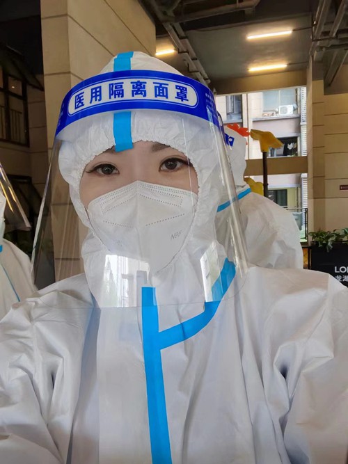 李伽穿上防護(hù)服準(zhǔn)備開始工作。