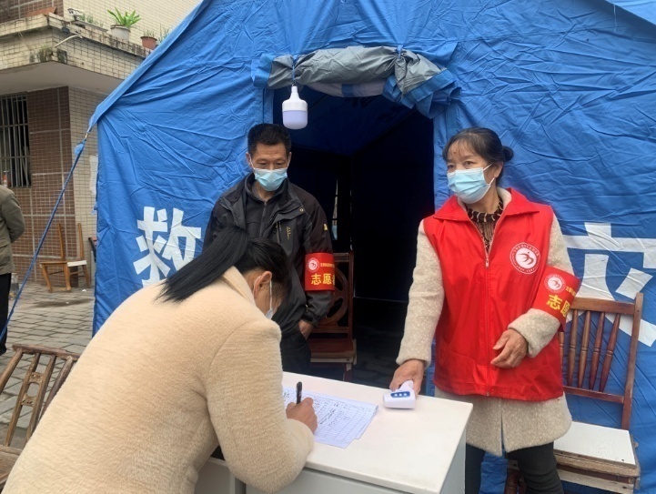 站前廣場小區(qū)門口，正在值守的志愿者。