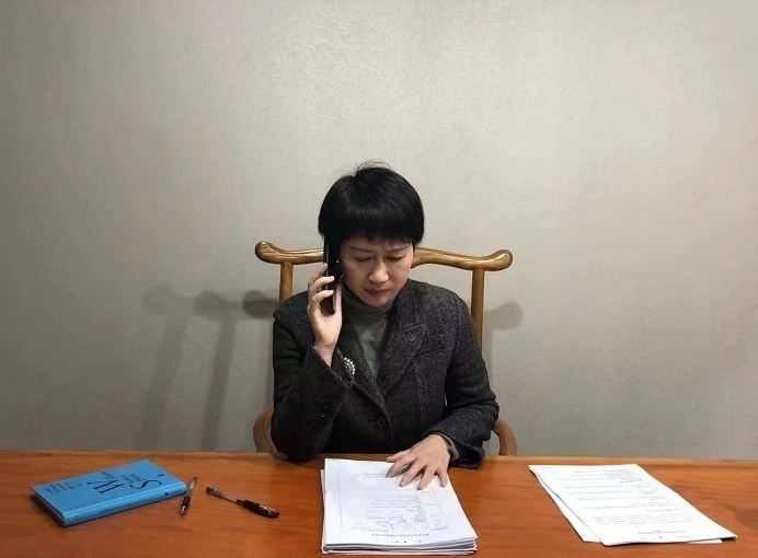 胥麗正在接聽求助電話。