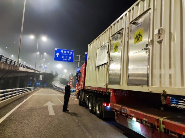 超高受阻的掛車。江北區(qū)公安分局供圖