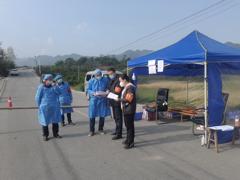 圖為唐紹琴（右一）在工作。