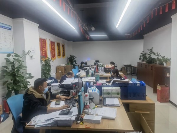 后勤人員執(zhí)行封閉值守和24小時值班制度，晝夜不歇、開足馬力。