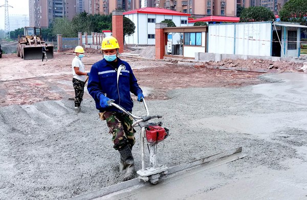 渝長復(fù)線工人正在硬化道路。重慶建工集團(tuán)供圖