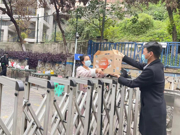 團隊為業(yè)主配送有機蔬菜禮包。招商渝天府供圖