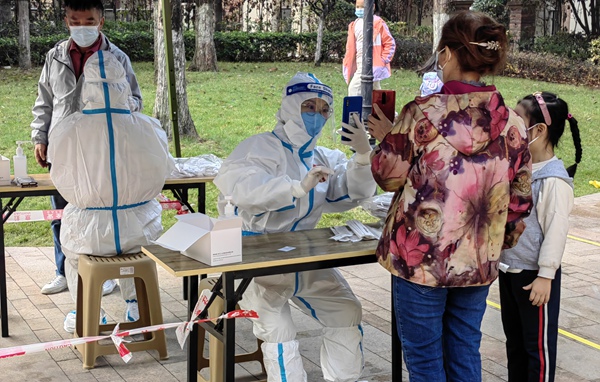 梁渝變身“大白”，正在錄入居民信息。重慶市婦聯(lián)供圖