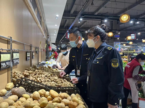 江津區(qū)市場監(jiān)管局工作專班檢查農(nóng)貿(mào)市場、超市、藥店、糧油果蔬經(jīng)營門店等市場主體。江津區(qū)市場監(jiān)管局供圖