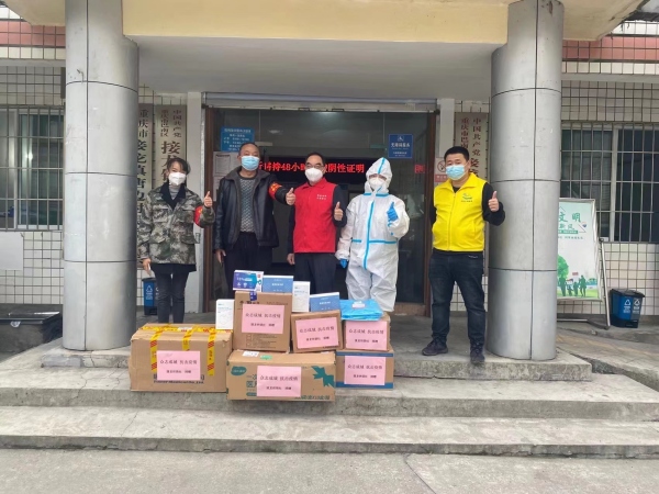 巴南區(qū)接龍供銷社向鎮(zhèn)政府捐贈(zèng)防疫物資。巴南區(qū)供銷社供圖