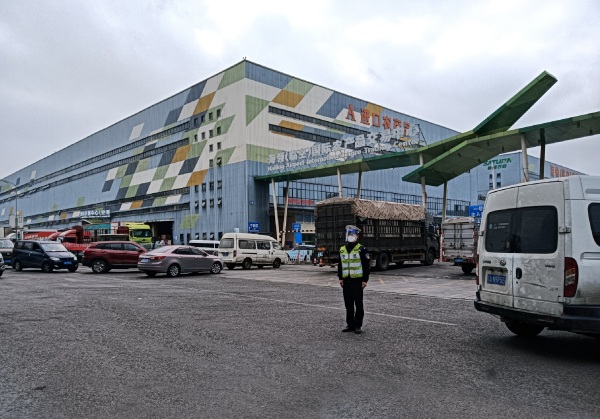 民警在海領(lǐng)農(nóng)貿(mào)市場值守，確保道路暢通。渝北區(qū)公安分局供圖