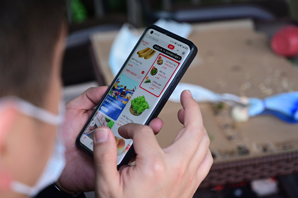 江津區(qū)居民通過(guò)“江津區(qū)無(wú)接觸物資保供配送平臺(tái)”購(gòu)買生活物資。江津區(qū)委宣傳部供圖