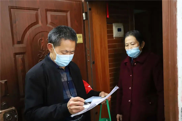 管楚倫挨家挨戶收集住戶基本信息。劉婷攝