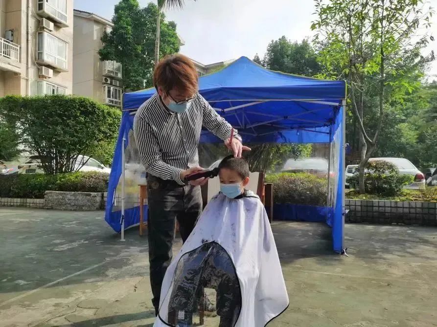 丁波幫小區(qū)居民理發(fā)。渝北區(qū)回興街道供圖