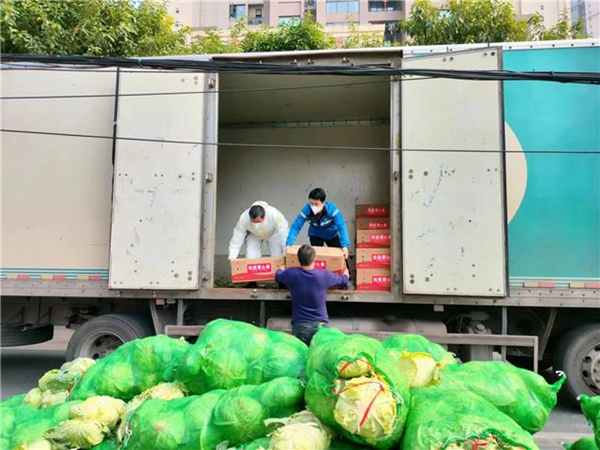 快遞人員正在搬運(yùn)物資。陳芷琦攝