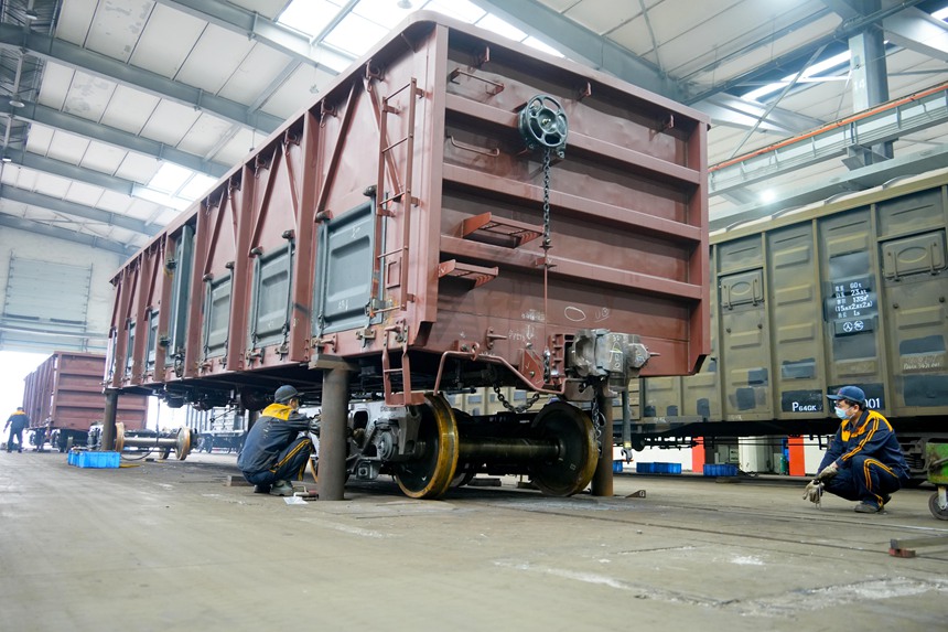 重慶西車輛段車輛鉗工正在進行架落車作業(yè)。吳晉超攝