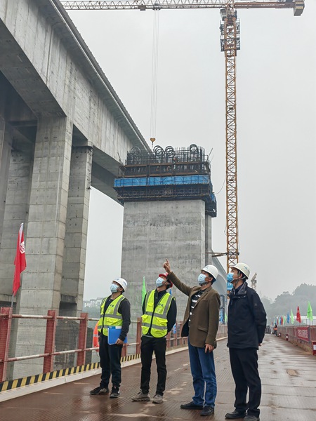 黃小波檢查項目進展。重慶市地產(chǎn)集團供圖。