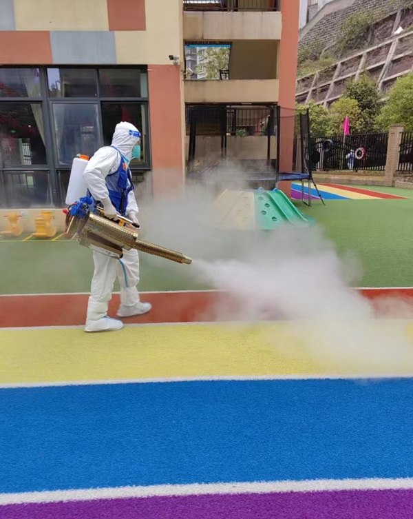藍天救援隊正對學(xué)校開展消殺工作。楊安東攝
