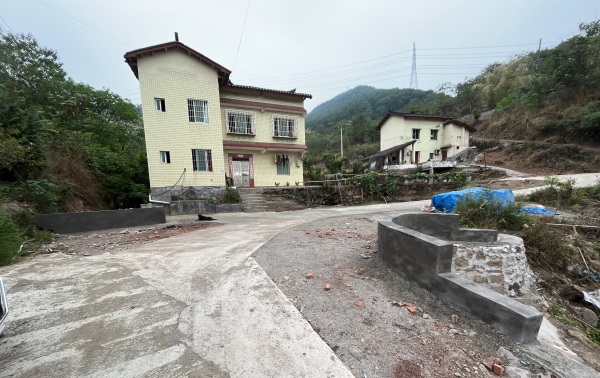 修建好的人行便橋。洛磧鎮(zhèn)供圖