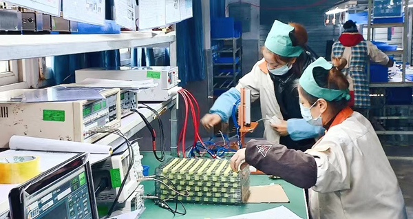 生產(chǎn)車間抓緊生產(chǎn)。常臏攝