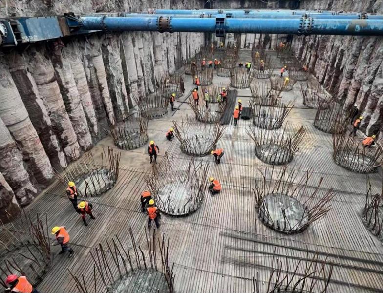 黃桷坪大橋橋墩基礎工程施工現(xiàn)場，工人們在進行著擋土板和錨索施工。重慶城投建設公司 供圖