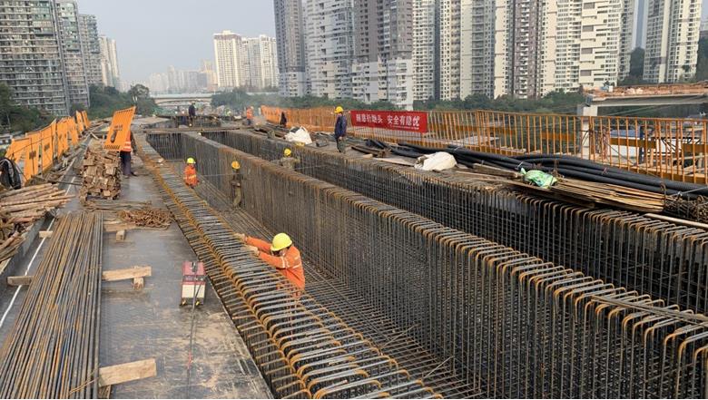 大學城復線隧道工程施工現(xiàn)場，工人們在進行橋梁箱梁模板鋼筋施工。重慶城投建設公司 供圖