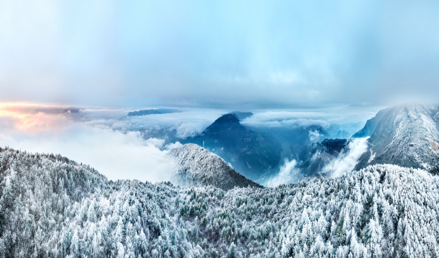 長(zhǎng)江三峽巫峽兩岸銀裝素裹。王正坤攝