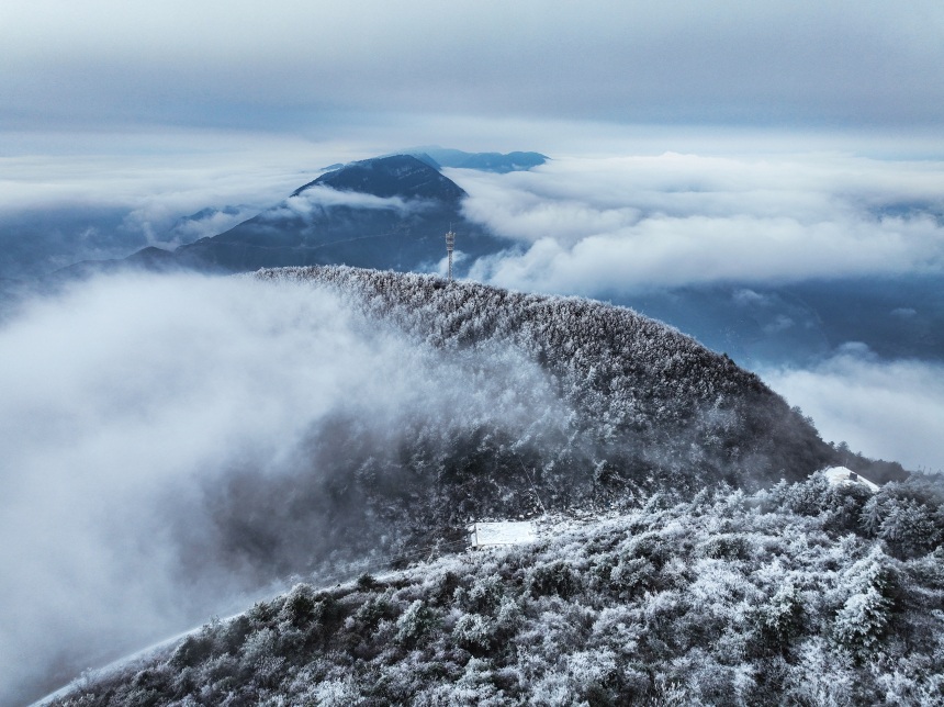 長(zhǎng)江三峽巫峽兩岸銀裝素裹。王正坤攝