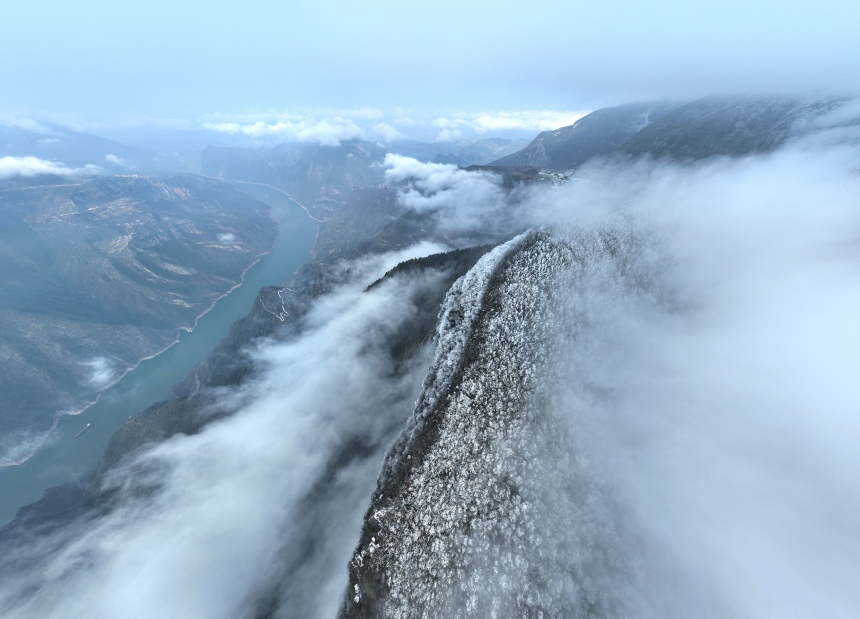 長(zhǎng)江三峽巫峽兩岸銀裝素裹。王正坤攝