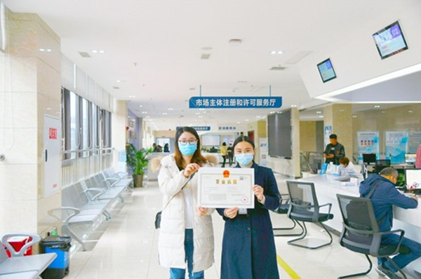 “一網(wǎng)通辦”讓遂潼兩地市民辦事更方便。夏培植攝