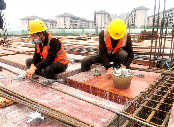 工人正在預(yù)埋消防管線。中建七局西南公司供圖