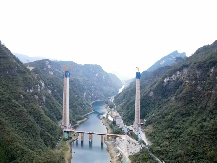 12月7日，渝湘復線高速磨寨烏江特大橋3號主墩封頂。
