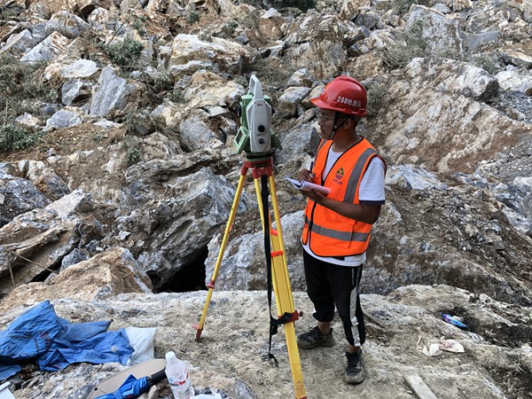 《爭分奪秒》6月30日，巫溪縣滑坡?lián)岆U工作中，208地質(zhì)隊員在炎炎烈日下 ，全天候用全站儀對滑坡體進行變形監(jiān)測，記錄滑坡體的變形數(shù)據(jù)，為搶救生命爭分奪秒。黎中余攝