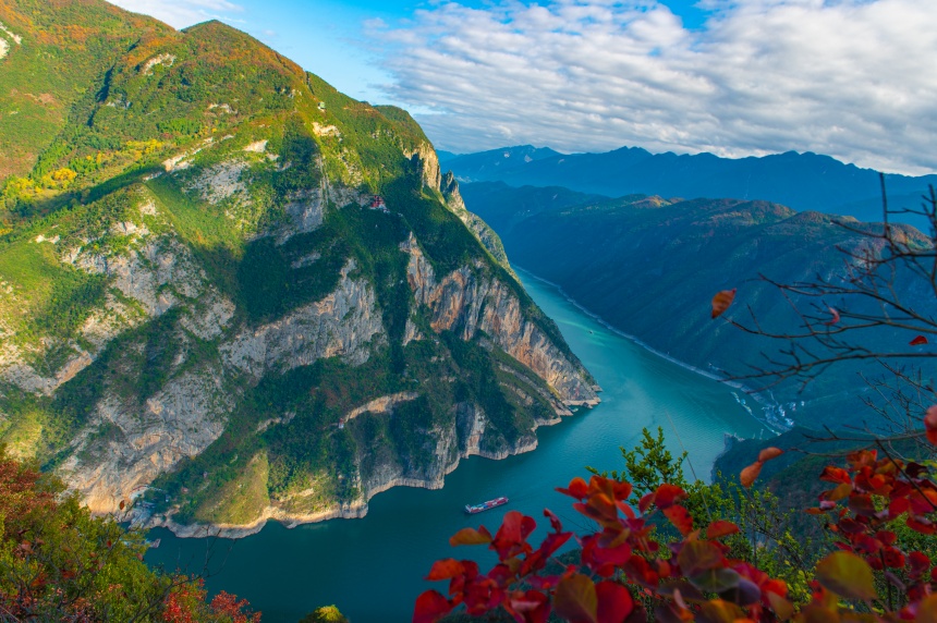 紅葉與高峽平湖相映成趣。汪長(zhǎng)征攝