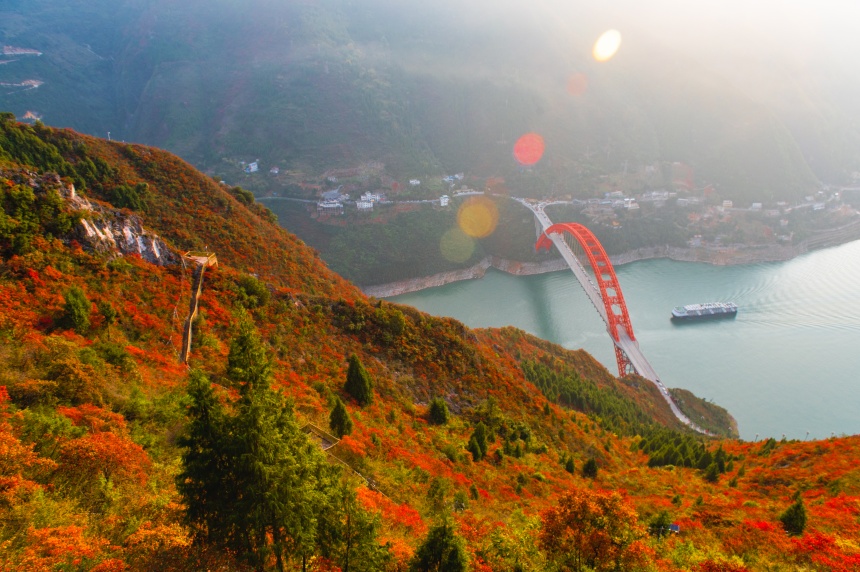 文峰景區(qū)俯瞰紅葉風(fēng)景。汪長征攝