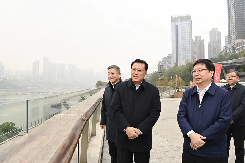 12月12日下午，在重慶市規(guī)劃展覽館，市委書記袁家軍在館前平臺遠眺兩江四岸，察看水位水質(zhì)和岸線整治成效。記者 蘇思 攝/視覺重慶