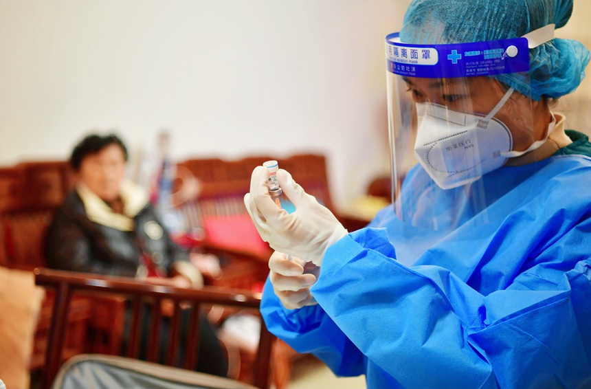 醫(yī)護(hù)人員為蔣德瓊接種新冠疫苗。周舸攝