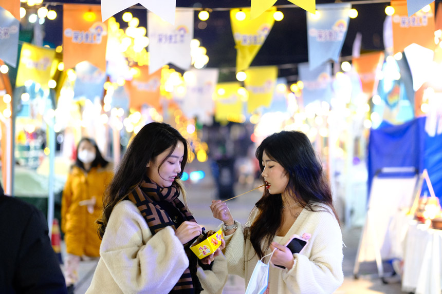 琳瑯滿目的美食美物吸引了不少市民前來打卡。郭旭攝